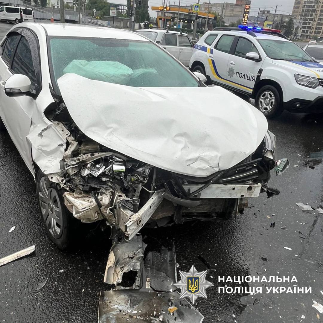 Постраждали дві жінки під час зіткнення автівок Skoda та Toyota на магістралі: Новини Харкова